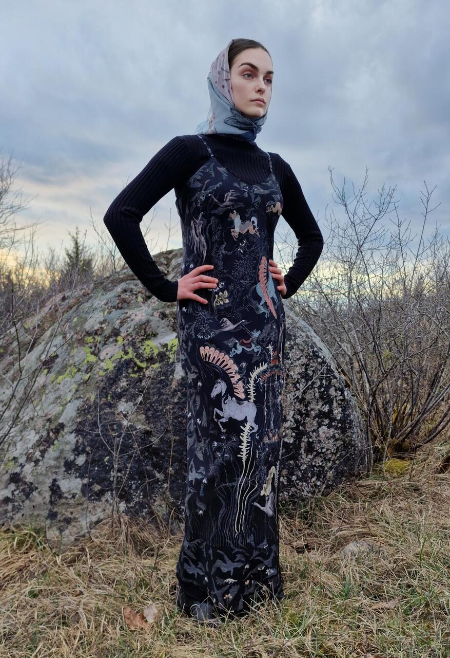 Tume lillekarussell siidist slip kleit Tume lillekarussell siidist slip kleit