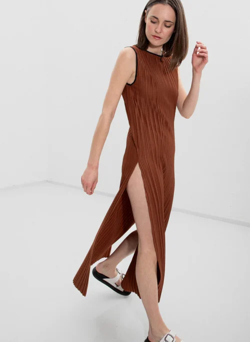 Erle plisseeritud kleit - pruun