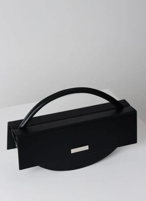 LAUREN MUST NAHAST ÕLAKOTT