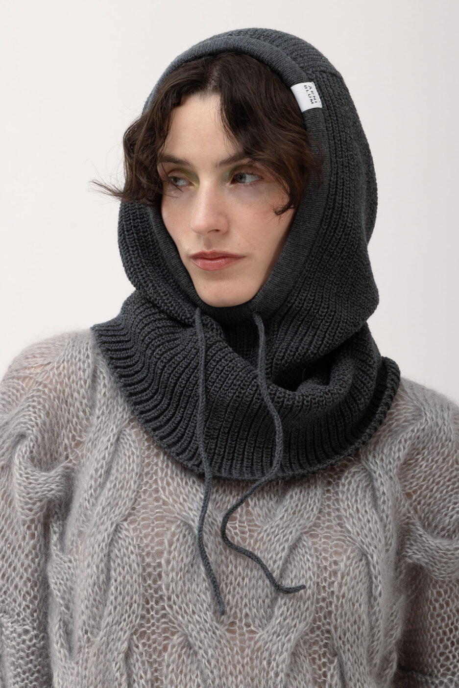 ARNI_BLUM_Meriinovillane_kootud_Balaclava_tumehall