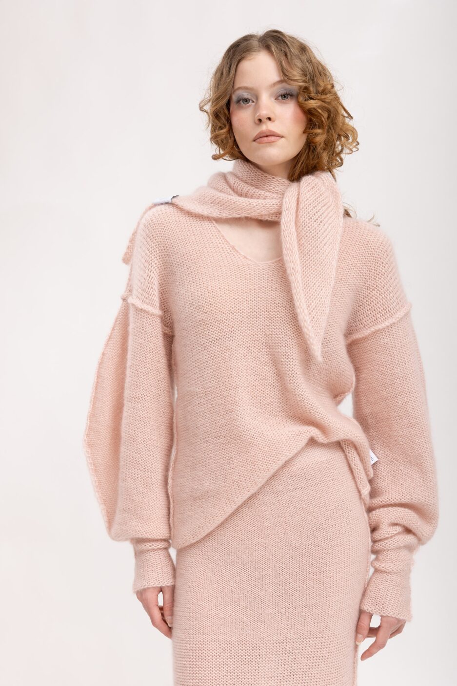 ARNI_BLUM_Aino_siidmohaarist_kootud_sall_heleroosa2