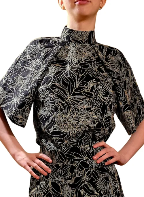 Kõrge kaelusega pluus